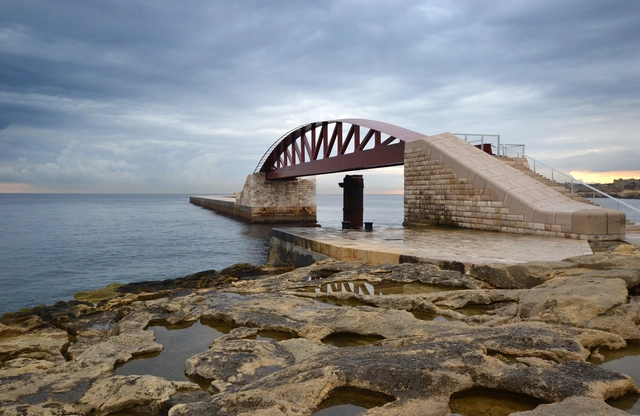 Nueva pasarela en el Dique de St. Elmo en el Gran Puerto de La Valeta / Arenas & Asociados - Puentes