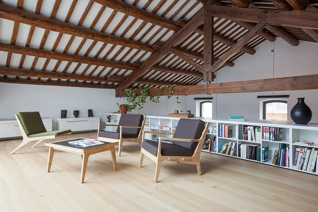 Conversión de una Antigua Nave Industrial a Vivienda Unifamiliar / Guim Costa Calsamiglia - Remodelaciones, Terraza, Fijación Vigas, Fachada, Mesas, Sillas