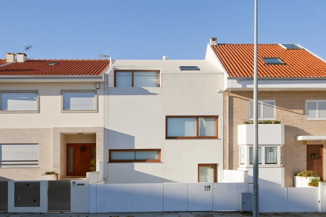 Casa Isabel / Marcelo Magalhães + Paulo Silvestre - Renovation, Door, Facade, Balcony