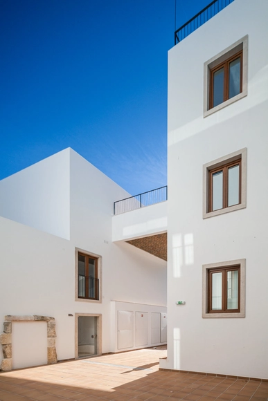 Rehabilitación de Edificio en Lagos / Vitor Vilhena Architects - Restauraciones