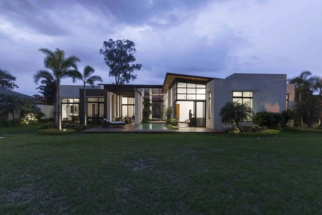 Casa M  / Jannina Cabal & Arquitectos - Casas, Jardín, Fachada, Puerta