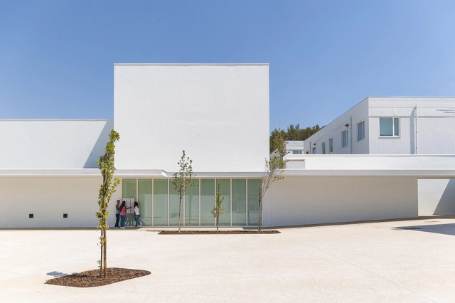 Modernização da Escola Lima de Freitas / Ricardo Carvalho + Joana Vilhena Arquitectos - Escolas, Fachada