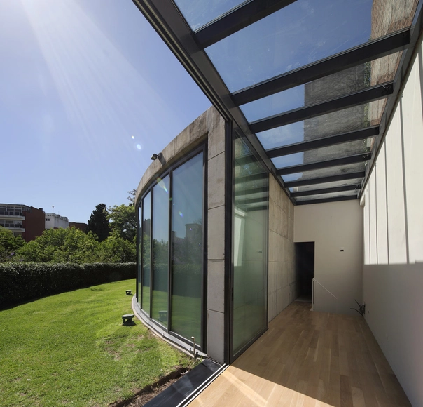 Casa OMBU / Daniel Silberfaden + Jens Wolter - Ampliación, Patio interior, Fachada, Puerta, Barandas, Fijación Vigas, Balcón