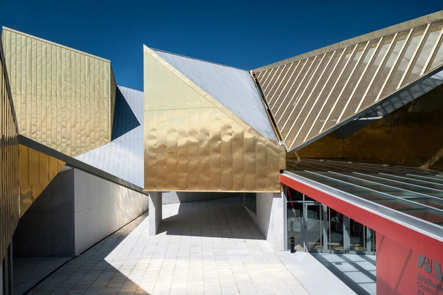 “L’Atlàntida”, Centro De Artes Escénicas de Osona,  Complejo Cultural Municipal en Vic.  / UTE Llinàs-Llobet-Ayesta-Vives - Espacio De Conciertos