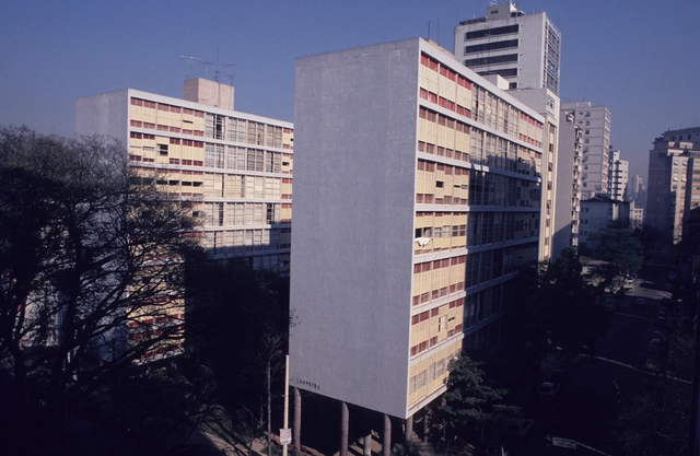 Clássicos da Arquitetura: Edifício Louveira / João Batista Vilanova Artigas e Carlos Cascaldi - Apartamentos, Fachada, Urbano