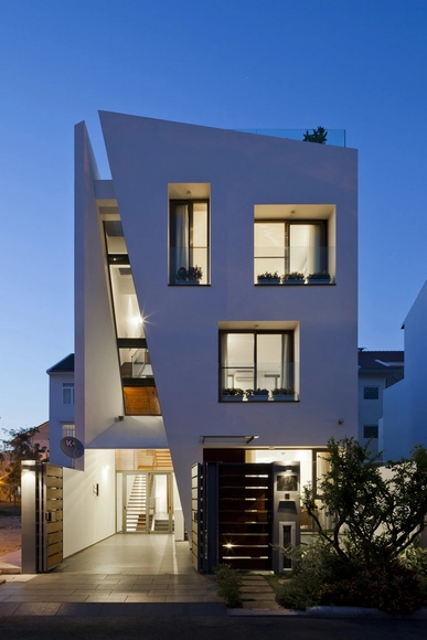 Casa de Muros Plegados / NHA DAN ARCHITECT - Casas