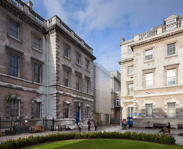 Michael Hopkins Criticizes Holl's Maggie's Centre Plans - Featured Image