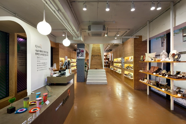 Danuri Kangnam Store / Hyunjoon Yoo Architects - Store, Lighting, Table
