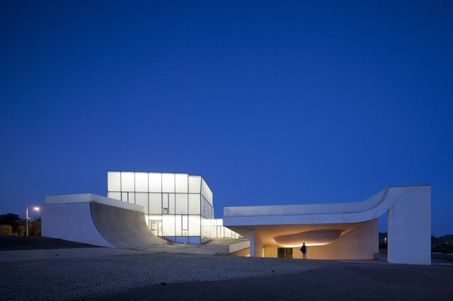 Cité de l'Océan et du Surf: iluminación de un espacio expositivo que se extiende a través del paisaje - Imagen Principal