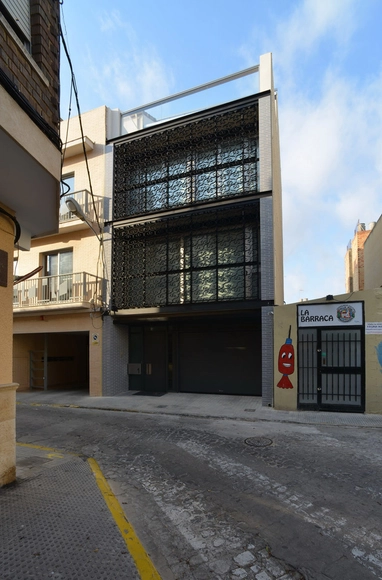 Uma casa entre empenas / carlos gomez + eva alvarez - Casas