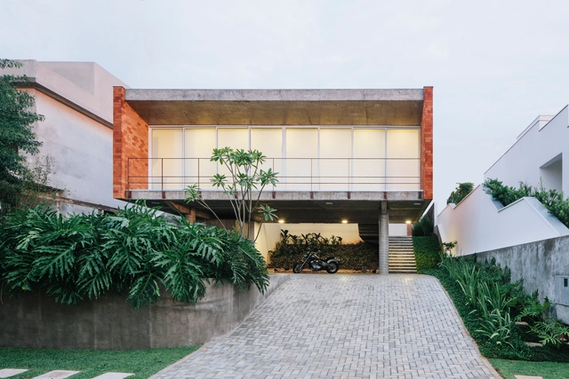 Casa em Tatuí / Felipe Hsu e Lucas Bittar - Casas, Aido, Fachada, Escada