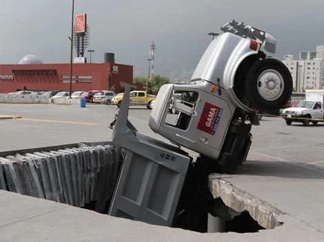 En Nuevo León: Plaza San Pedro puede derrumbarse por accidente en estacionamiento - Imagen Principal