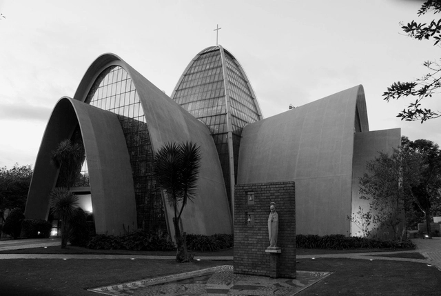 Clásicos de Arquitectura: Capilla de los Santos Apóstoles del Gimnasio Moderno / Juvenal Moya Cadena - Capilla