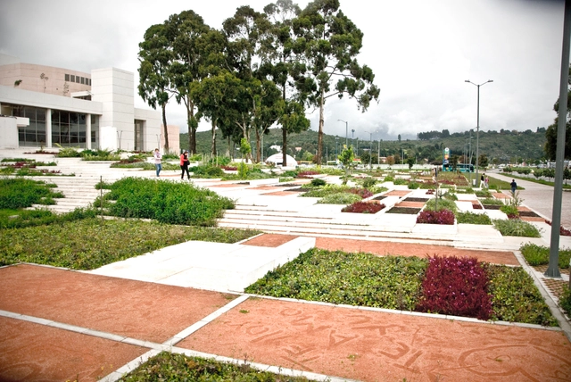 Arquitectura y Paisaje: espacios verdes colectivos para fomentar la lectura en Bogotá por Diana Wiesner - Paisaje Y Arquitectura