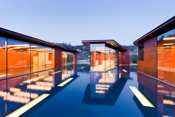 Vivienda y Galería Daeyang: espacios silenciosos activados por la luz natural por L’ Observatoire International - Iluminacion