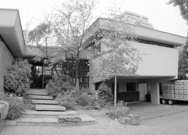 Clásicos de Arquitectura: Casa Marticorena-García / Hugo Cabezas Vatcky, Eliana Scaramelli Marconi - Casas, Jardín, Fachada, Puerta, Escaleras