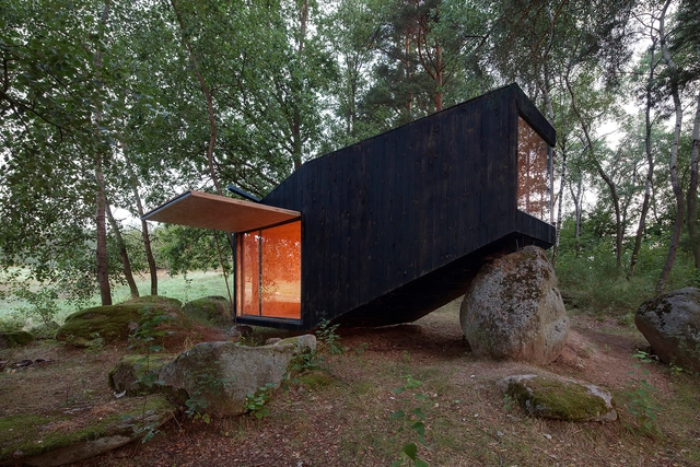 Refugio del Bosque / Uhlik architekti - Otras Estructuras