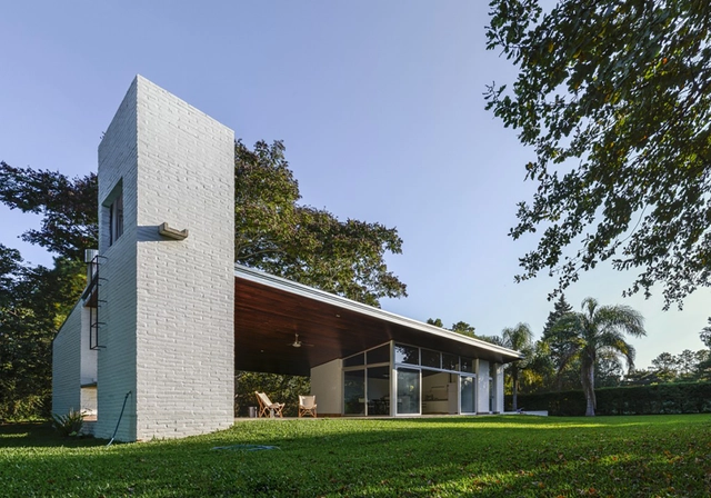 House in Los Molinos  / BIAGIONI_PECORARI Arquitectos - Houses