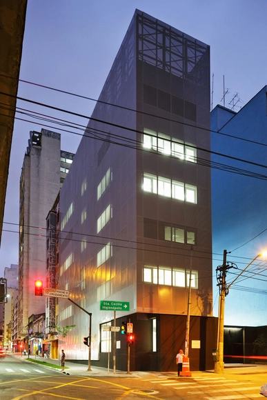 Instituto de Pesquisas da Santa Casa / Andrade Morettin Arquitetos Associados - Laboratório, Fachada, Iluminação