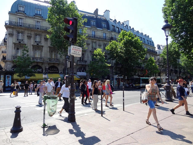 Espaços de pedestres em NY e Paris: cidades mais seguras e com menos automóveis - Imagem de Destaque