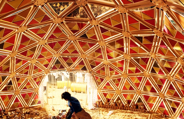 Valencia, España: Domo geodésico de materiales reciclados para la Falla de Castielfabib - Imagen Principal