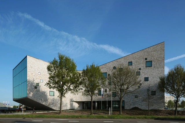 Centro de Aconselhamento Rabobank Westelijke Mijnstreek / Mecanoo - Banco