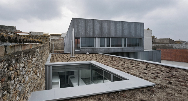 Dos Casas Unifamiliares + Pabellón de Visitas / Sergi Serra Casals & Marta Adroer Puig - Casas
