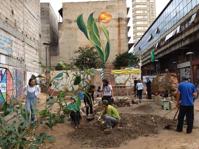 Ciclistas iniciam a construção de uma “praça de bolso” em Curitiba - Imagem de Destaque