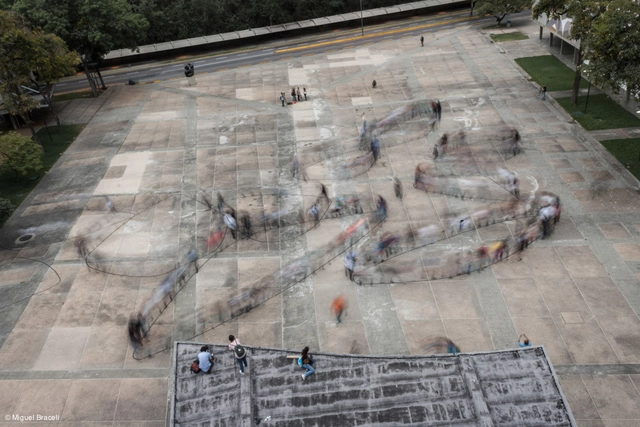 Intervención Urbana: Traslaciones, figuras que se dibujan en el tiempo, con el cuerpo y sus desplazamientos - Arte Y Arquitectura