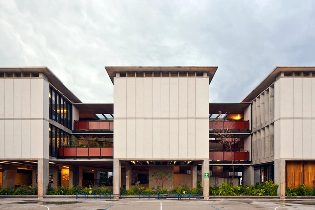 Escola primária Nuevo Continente / Miguel Montor - Escola Primária