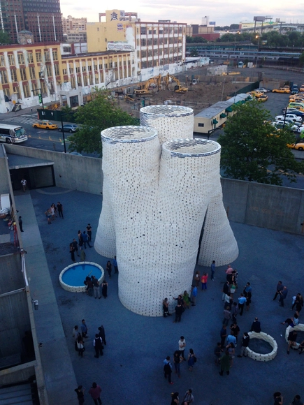 Biodiseño: YAP MoMA inaugura Hy-Fi, la torre de ladrillos orgánicos y compostables. - Imagen Principal