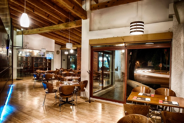 Restaurante Asadero Cien / Almanza Studio - Restaurant, Fijación Vigas, Mesas, Sillas