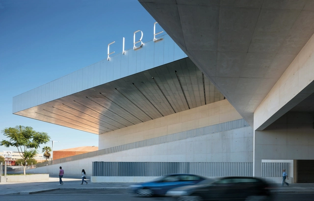 Palacio de Congresos de Sevilla  / Vázquez Consuegra - Centro De Exhibición, Fachada