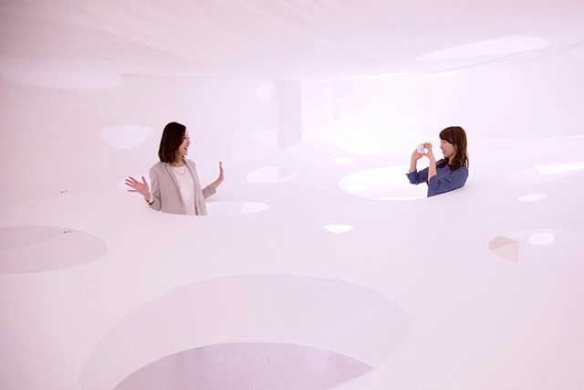 Instalação de Kotaro Horiuchi: Membranas Perfuradas Flutuantes - Imagem de Destaque