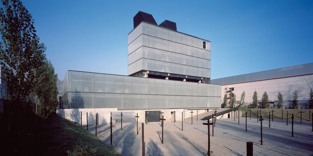 Edificio Grupo Precisión / Guillermo Acuña Arquitectos Asociados - Edificios Institucionales, Fachada