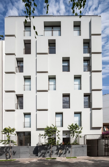 Proyecto C-Q / JSª - Vivienda Colectiva, Fachada, Puerta, Balcón