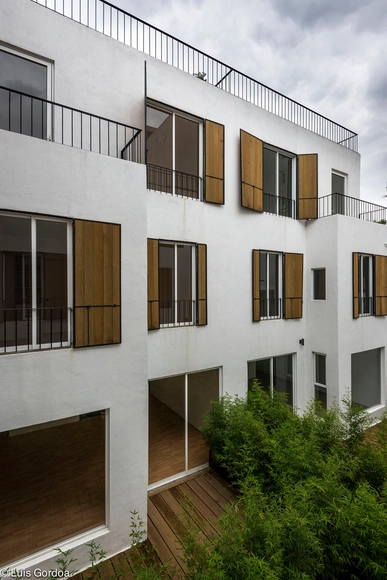 Calle 20 / Taller Capital - Vivienda Colectiva, Patio interior, Fachada, Puerta