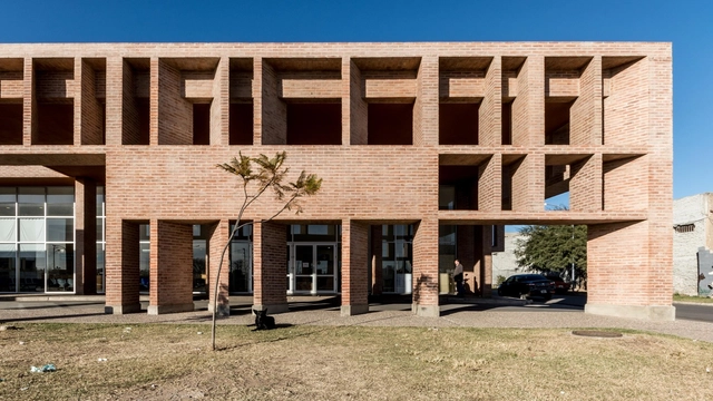 Hospital Municipal Villa el Libertador Príncipe de Asturias / Santiago Viale + Ian Dutari + Alejandro Paz  - Hospital, Fachada