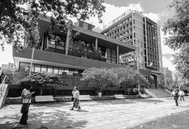 Clásicos de Arquitectura: Municipalidad de Córdoba / SEPRA - Edificios Municipales, Fachada