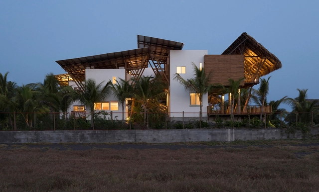 Casa de Playa en Guatemala   / Christian Ochaita  + Roberto Gálvez - Casas