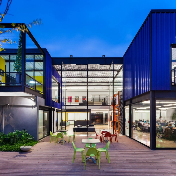 Agência Rock / MM18 Arquitetos - Serviços, Fachada, Banco, Mesa, Cadeira