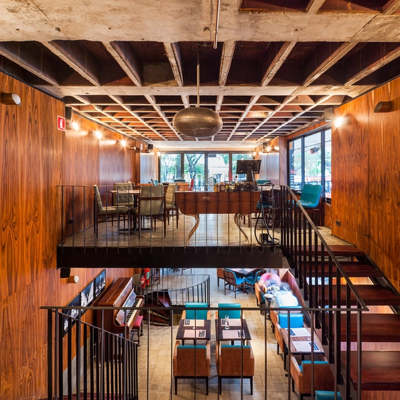 Ramona / MM18 Arquitetos - Restaurantes E Bares, Viga, Corrimão, Mesa, Cadeira