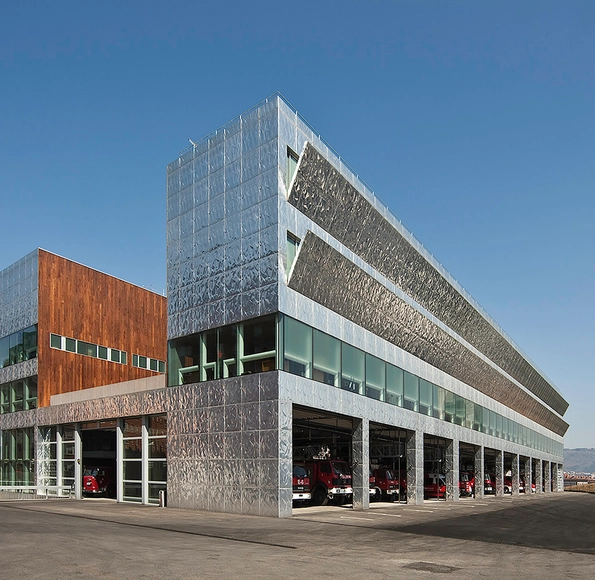 Firemen House / Coll-Barreu Arquitectos - Fire Station, Facade