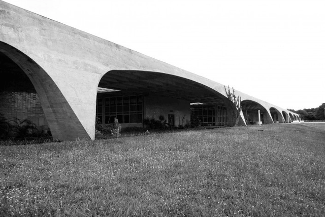 Clássicos da Arquitetura: Escola de Administração Fazendária / Pedro Paulo de Melo Saraiva - Ensino Superior, Arco, Arcada, Fachada
