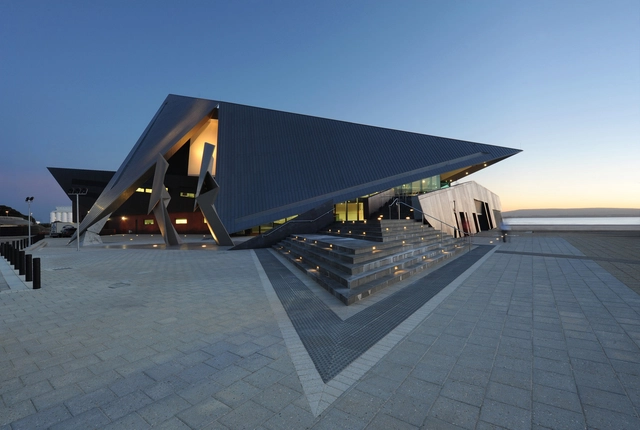 奥尔巴尼娱乐中心  / Cox Howlett & Bailey Woodland + Roberts Gardiner - 社区中心