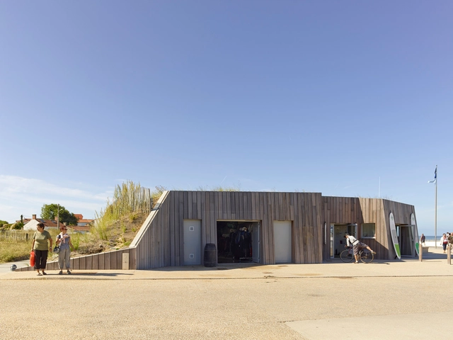 Base náutica bajo una duna / THE architectes - Tienda