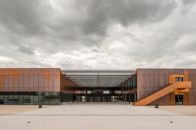 Escola Pública de Labarthe-Sur-Lèze / LCR Architectes - Escola Primária