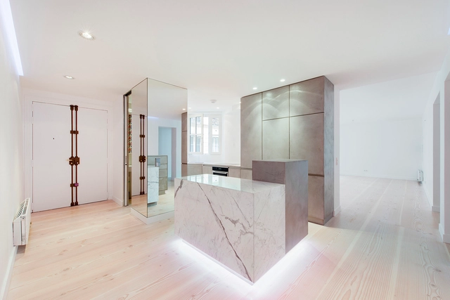 Apartment in Rue de Lille / spamroom - Apartment Interiors, Door, Facade, Handrail