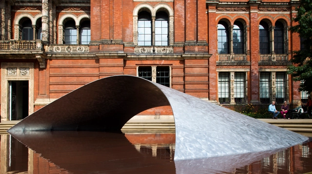 Zaha Hadid constrói uma estrutura em casca no V&A de Londres - Instalações Temporárias