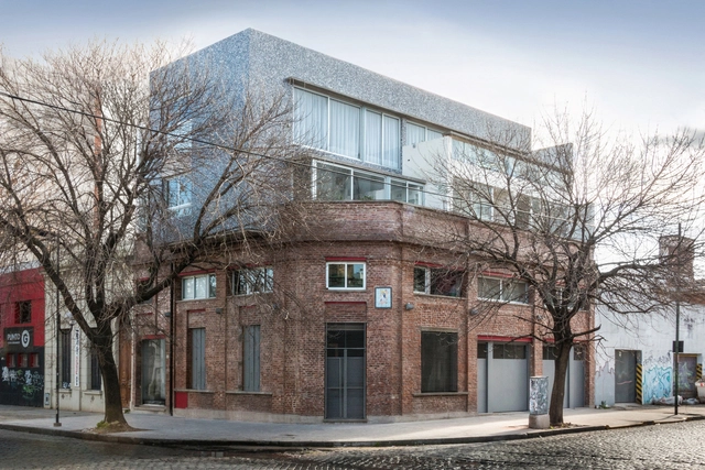 Edificio Multifamiliar y Local / Risso+Carasatorre+Risso - Arquitectura Comercial